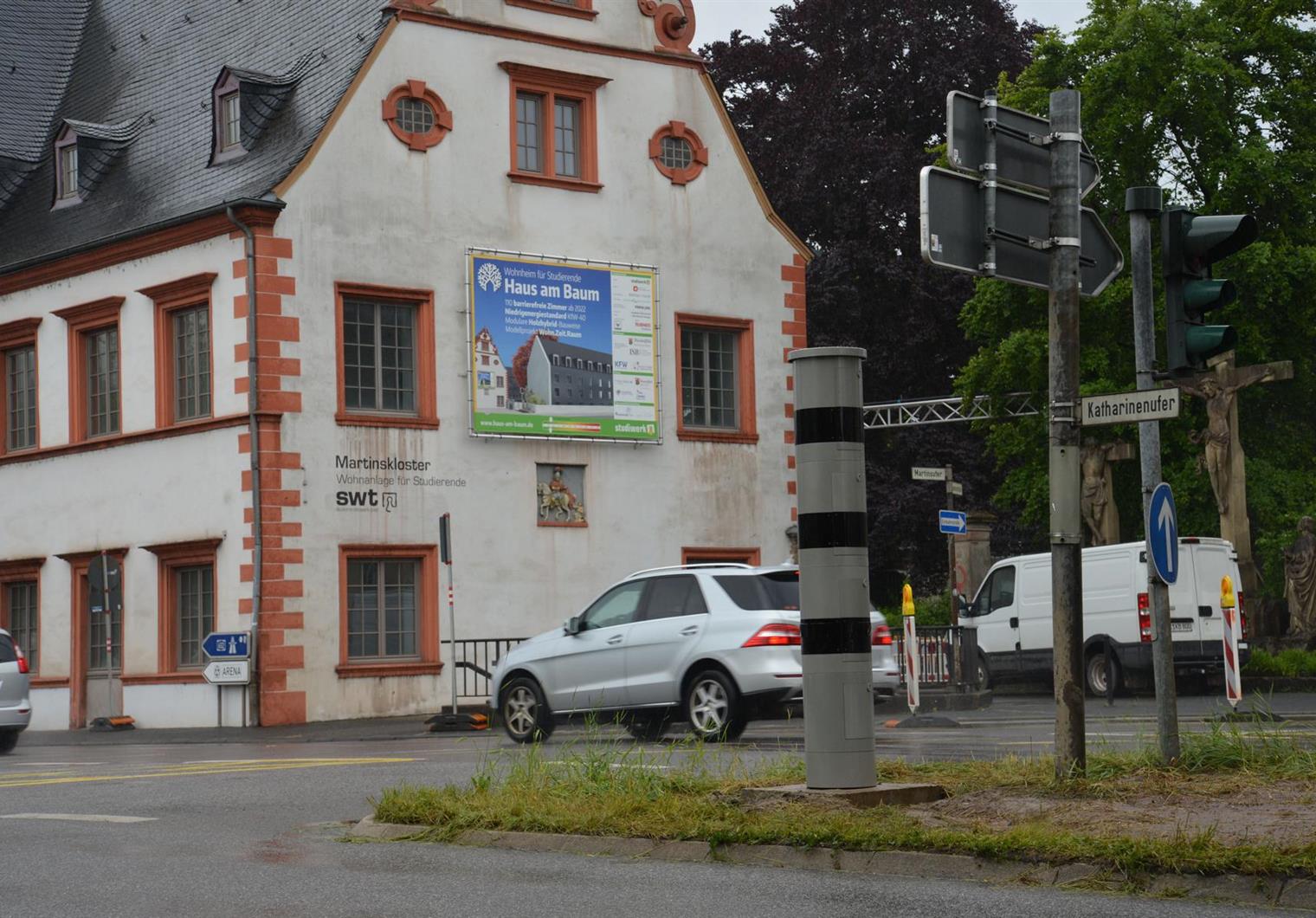 Messsäulen für Ampelblitzer werden installiert
