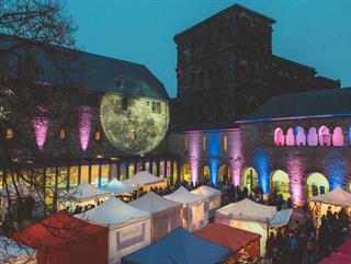 Bild: Der Brunnenhof strahlt auch 2023